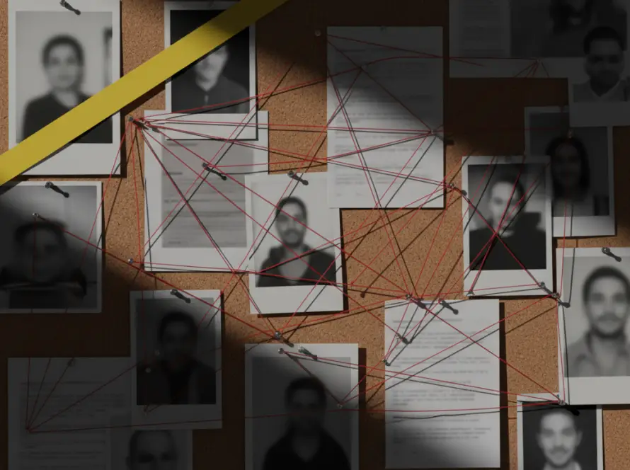 Tablero con documentos, cinta policial y notas de investigación