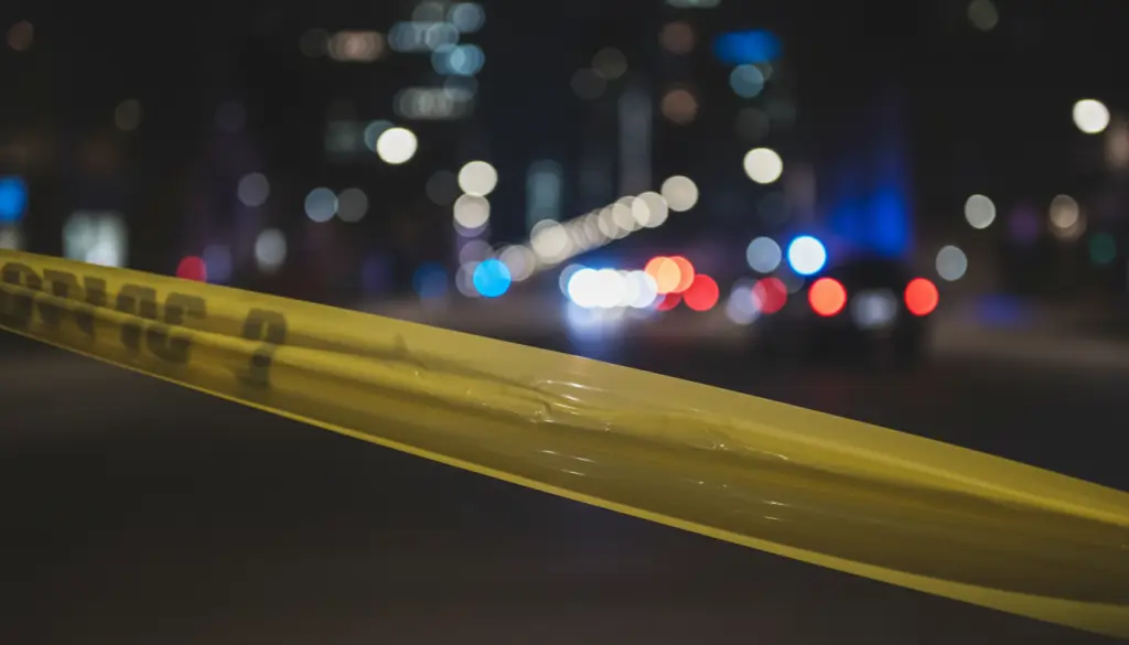 Detalle de cinta policial en una escena